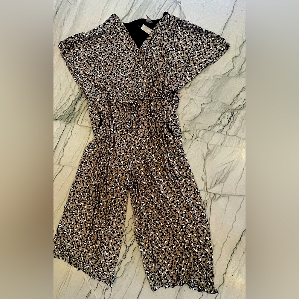 NWT Chico’s jumpsuit size 4 tan black white
